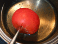 写真トマトを熱湯につける