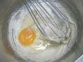 卵と塩をよく混ぜる